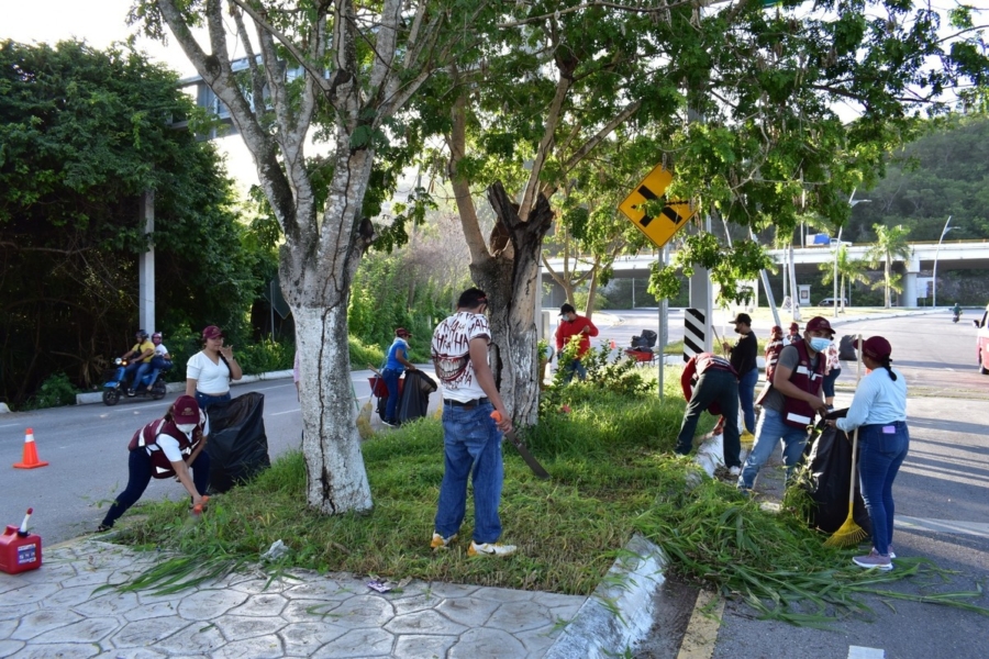 Trabajo comunitario organizado por una localidad en el estado de Campeche